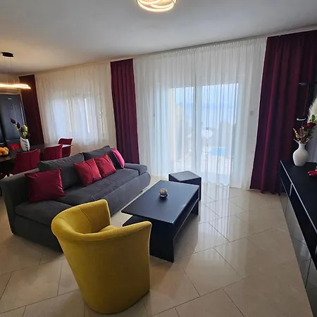 Family-friendly With Swimming Pool - 7916 Apartmán